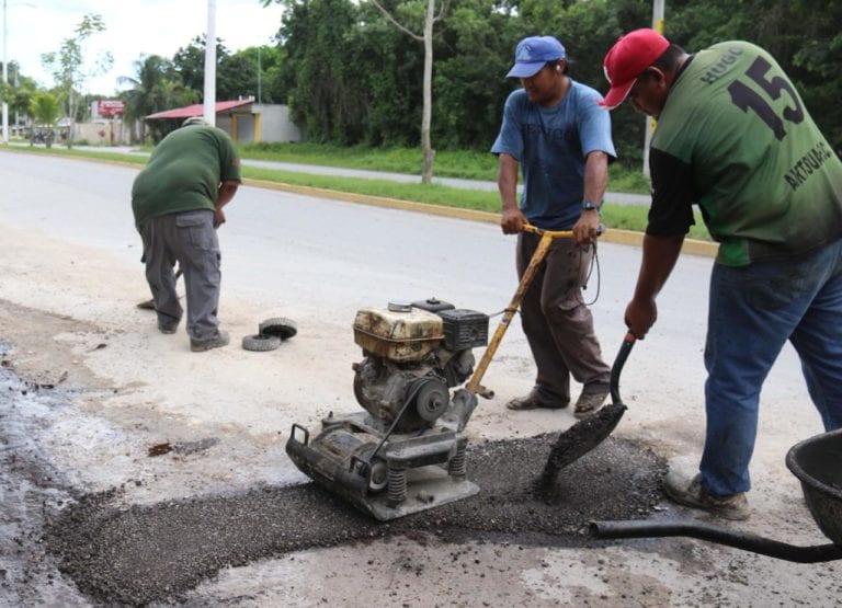 Gobierno de Cozumel beneficia a más de 10 colonias con programa de bacheo