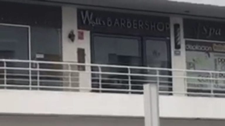 Hallan cuerpo afuera de Wall’s Barber Shop en la plaza Real Kabah