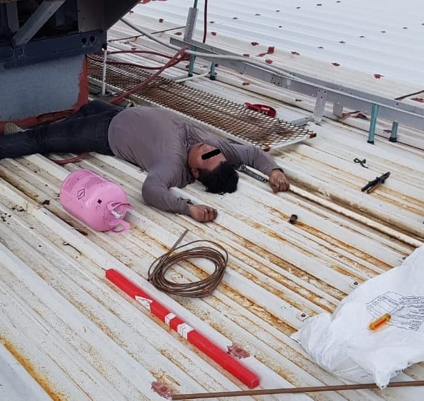 Muere electrocutado reparando climas