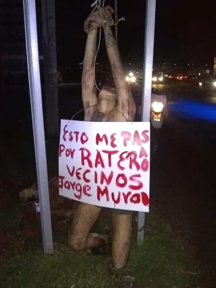 Linchan más de 100 vecinos a presunto ratero