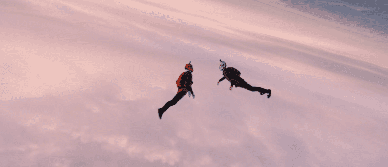 Paracaidistas viralizan video de un salto a 274 kilómetros por hora