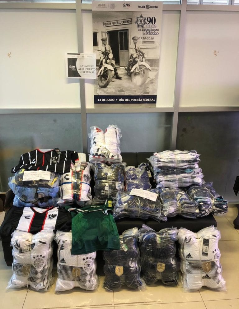 Aseguran en aeropuerto de Chetumal paquetes de uniformes