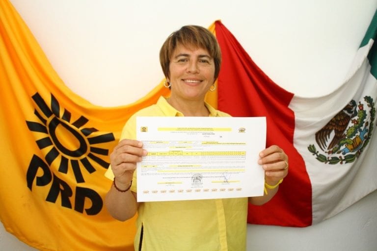 Engaña Laura Beristain a solidarenses, usurpa título de licenciada