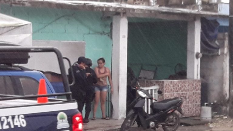 Sujeto armado amenaza a anciano en Cozumel