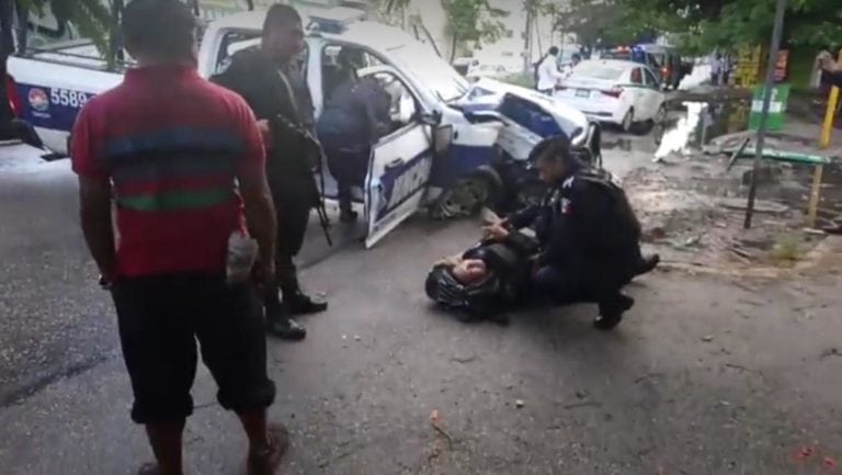 Choque entre patrulla y taxi deja tres lesionados