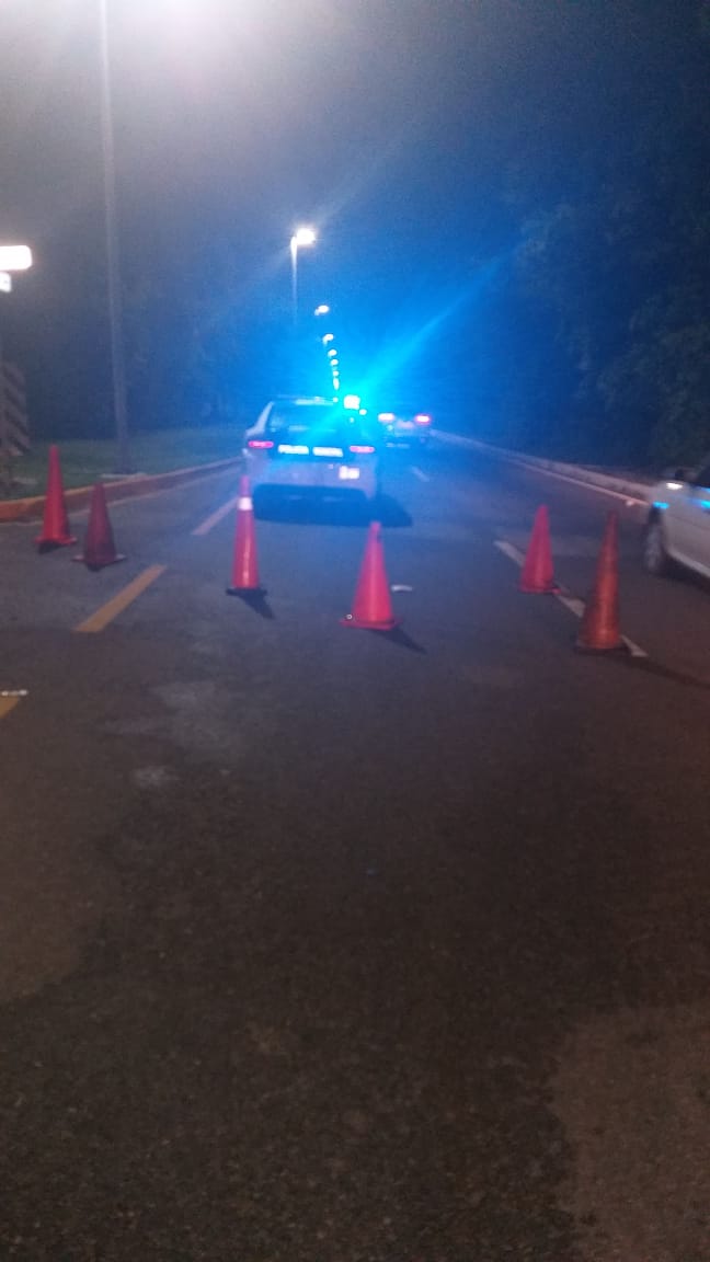 Abren un carril en sitio donde volcó pipa con turbosina