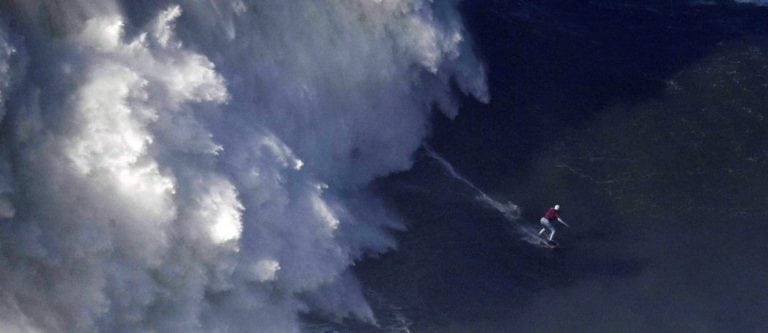 Brasileña rompe el Record Guinness al surfear una ola de 20 metros