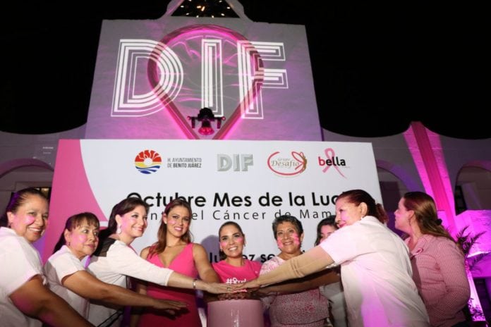 La Presidenta Municipal Mara Lezama, encabezó el encendido de luces del Palacio Municipal, bajo el nombre “Benito Juárez se Pinta de Rosa”, para dar inicio al mes de octubre donde se busca fortalecer la conciencia de la lucha contra el cáncer de mama.