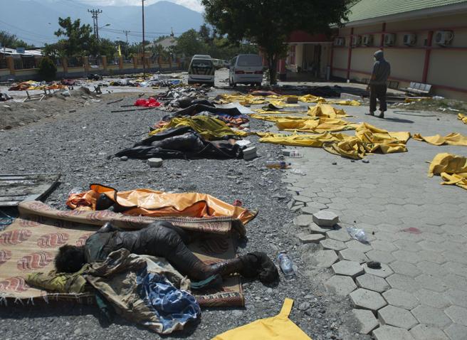 Ya son mil 234 muertos por desastres naturales en Indonesia