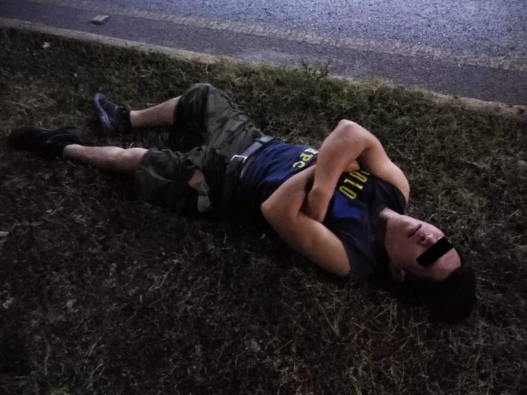 Sujeto baja de su auto y se duerme sobre la López Portillo
