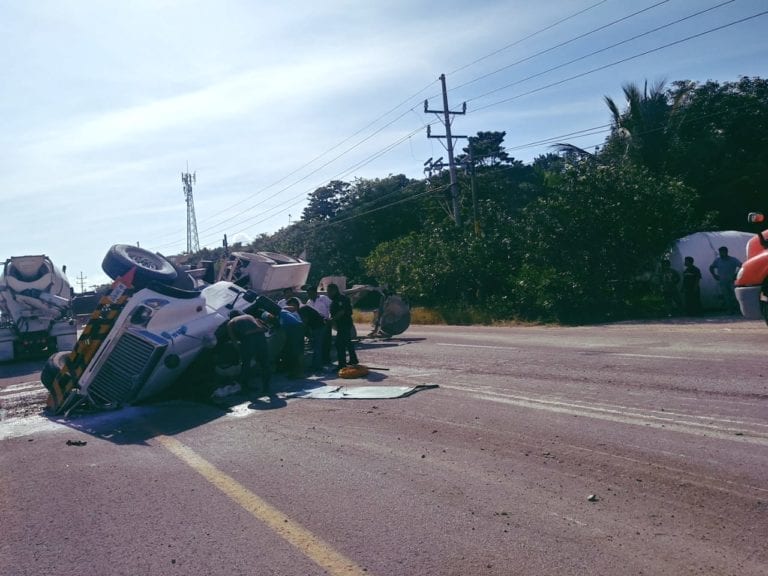 Vuelca camión en entrada a Tulum