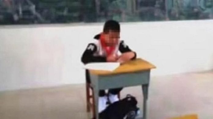 En un polémico caso, un profesor obligó a un niño con cáncer a sentarse alejado de sus compañeros de clase, para que no los 