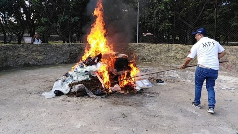 Queman droga y destruyen celulares en instalación militar