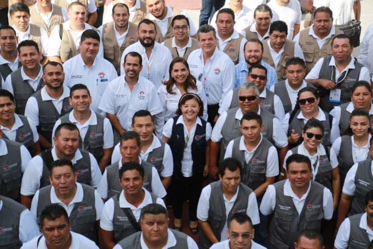 Mara Lezama entrega gafetes a inspectores de fiscalización para combatir la corrupción