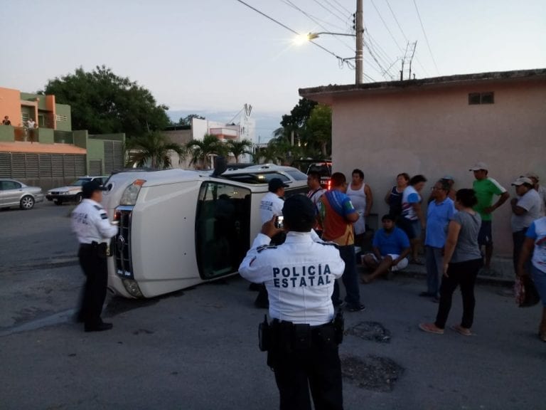 Embiste y voltea a camioneta en Chetumal