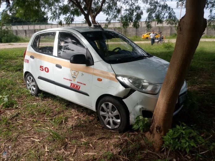 Taxi choca con camioneta en Chetumal