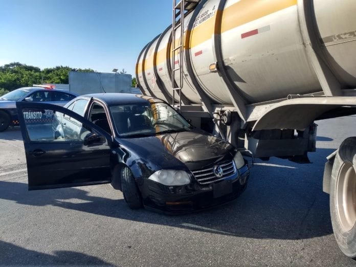 Conductora no frena a tiempo y se va contra una pipa