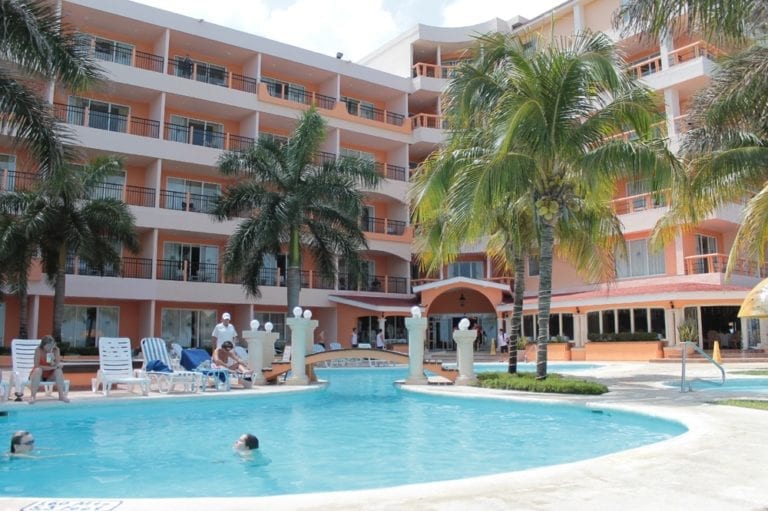 Hoteleros de Cozumel se inconforman con derecho de saneamiento
