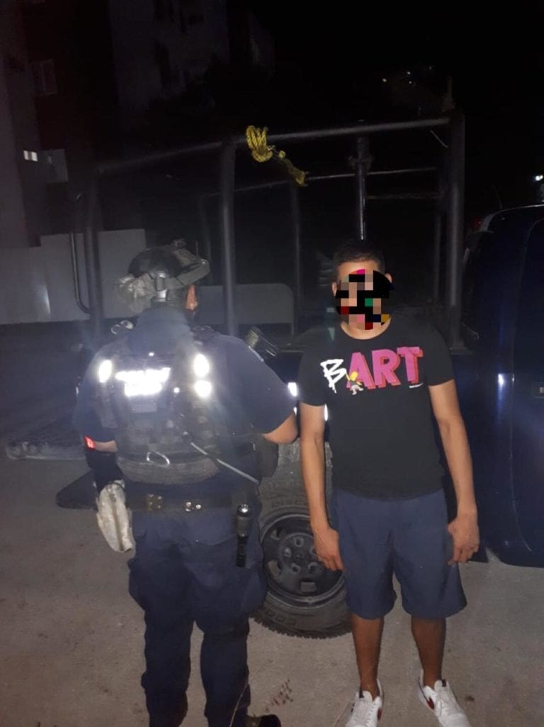 Detienen a dos con posesión de “polvo blanco”