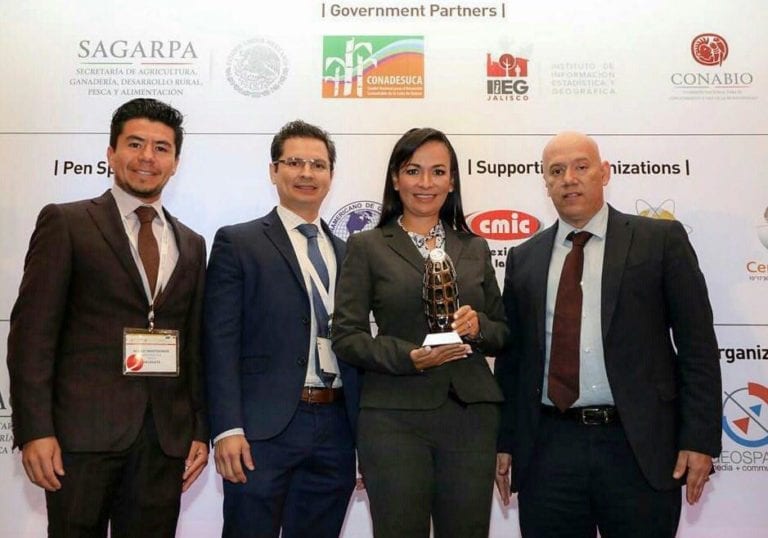 Recibe Laura Fernández premio de excelencia