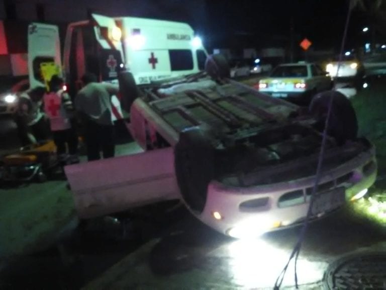 Vuelca su coche por ebrio