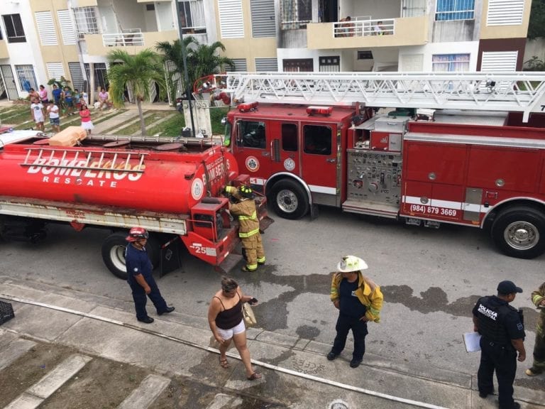 Incendio por cortocircuito deja sin pertenencias a familia en Playa del Carmen