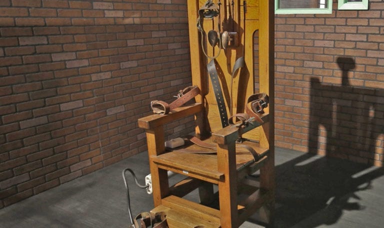 Reo pide morir en silla eléctrica