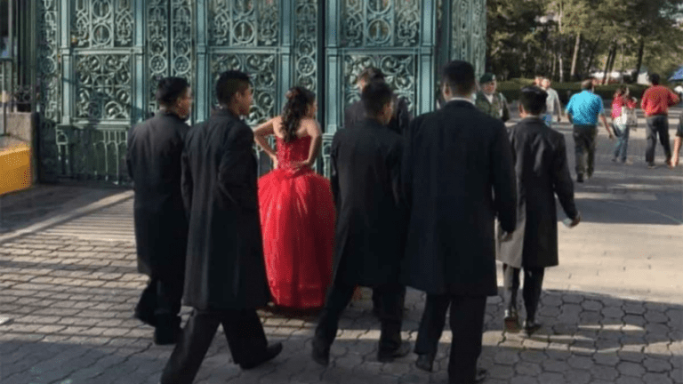 Quinceañera “hace historia” al realizar sesión de fotos en Los Pinos