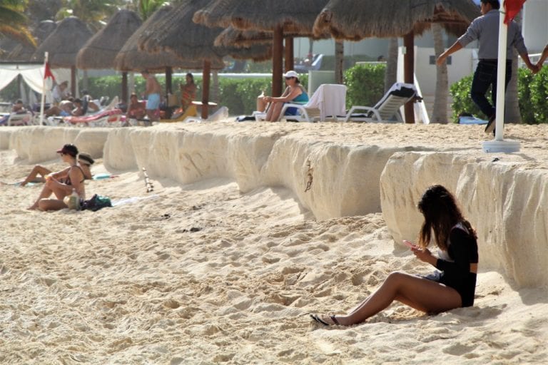Surgen escalones en playas de Cancún