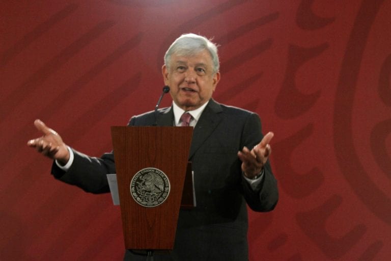 Por elecciones, INE suspende “mañaneras” de AMLO