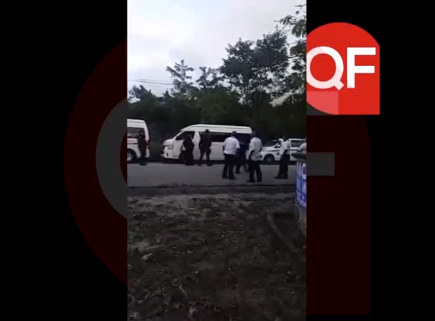 Taxistas “secuestran” vans con turistas abordo en Cozumel