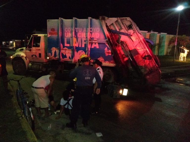 Por ir distraída, se estrella contra camión de basura