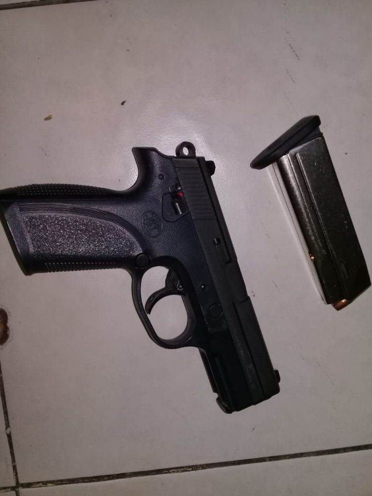 Atrapan a pistolero por ‘textear’ en semáforo