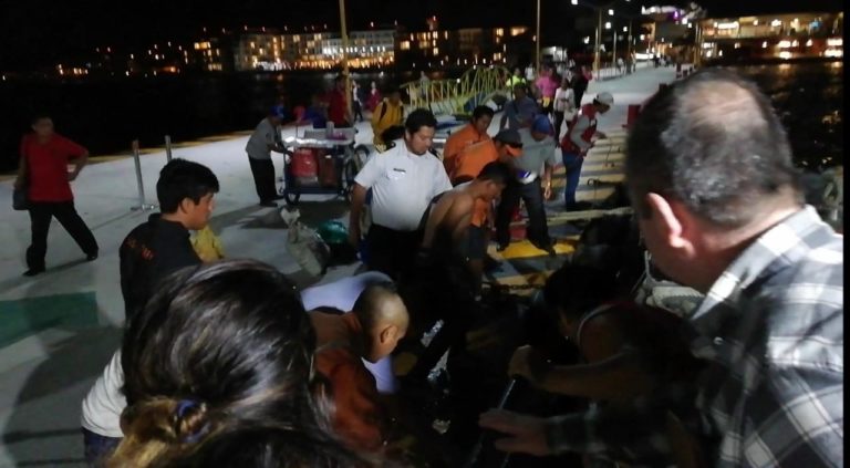 Salvan a menor de morir ahogada al abordar barco a Cozumel
