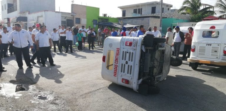 Protestan taxistas contra mototaxis en Playa del Carmen