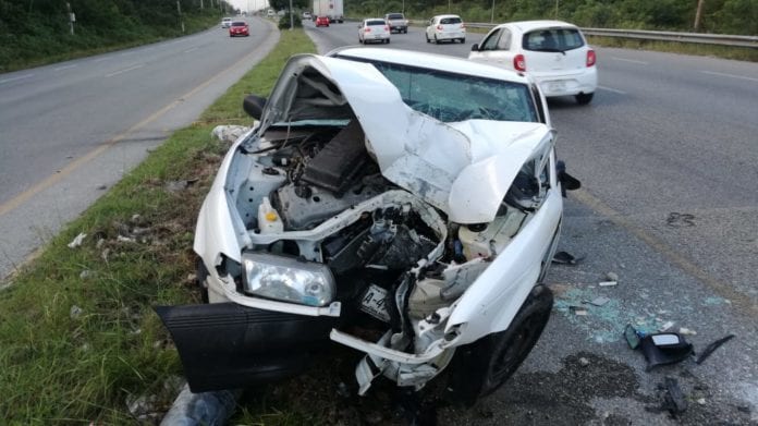 Pestañea y se estrella contra poste de luz en Playa