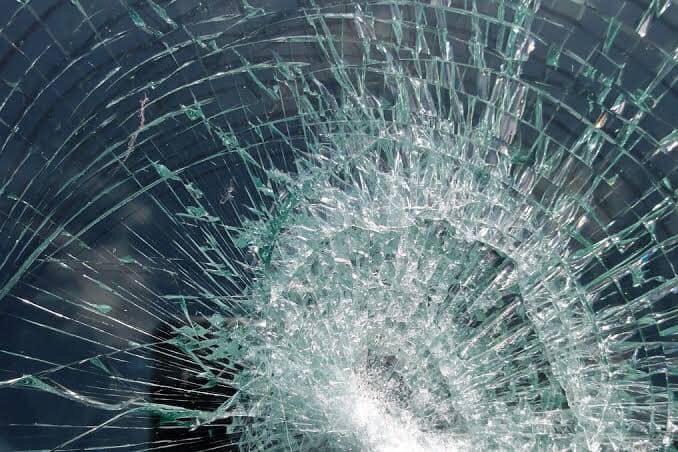 Dan cristalazo al coche de Paoly Perera