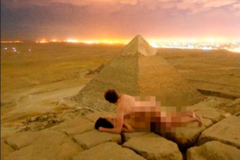 Pareja tiene sexo en famosa pirámide de Egipto