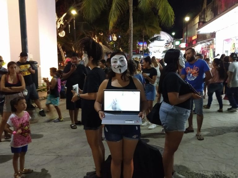 Anonymous protesta contra el maltrato animal en la Quinta Avenida