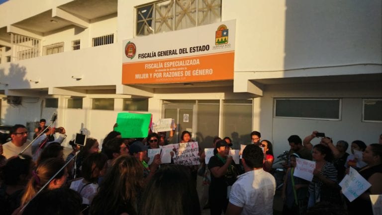 Exigen justicia para mujer golpeada brutalmente por taquero “influyente”