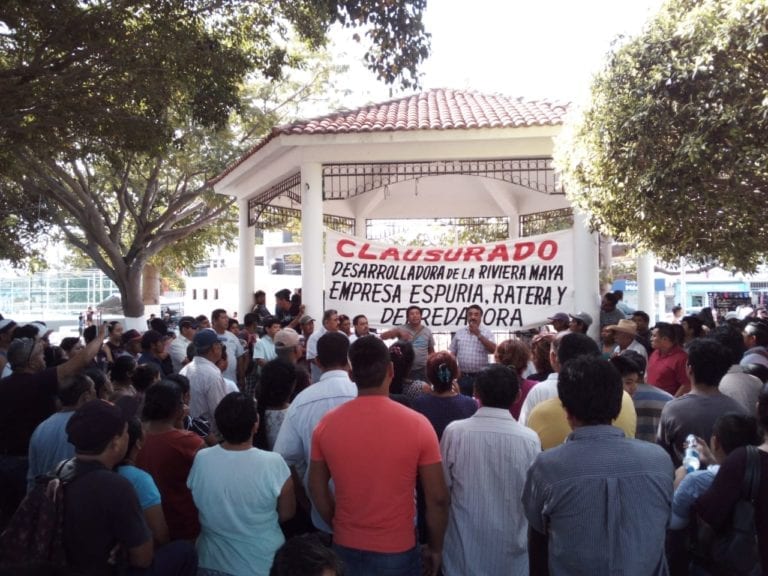 Clausuran “Chano” Toledo y playenses de forma simbólica la Desarrolladora de la Riviera Maya