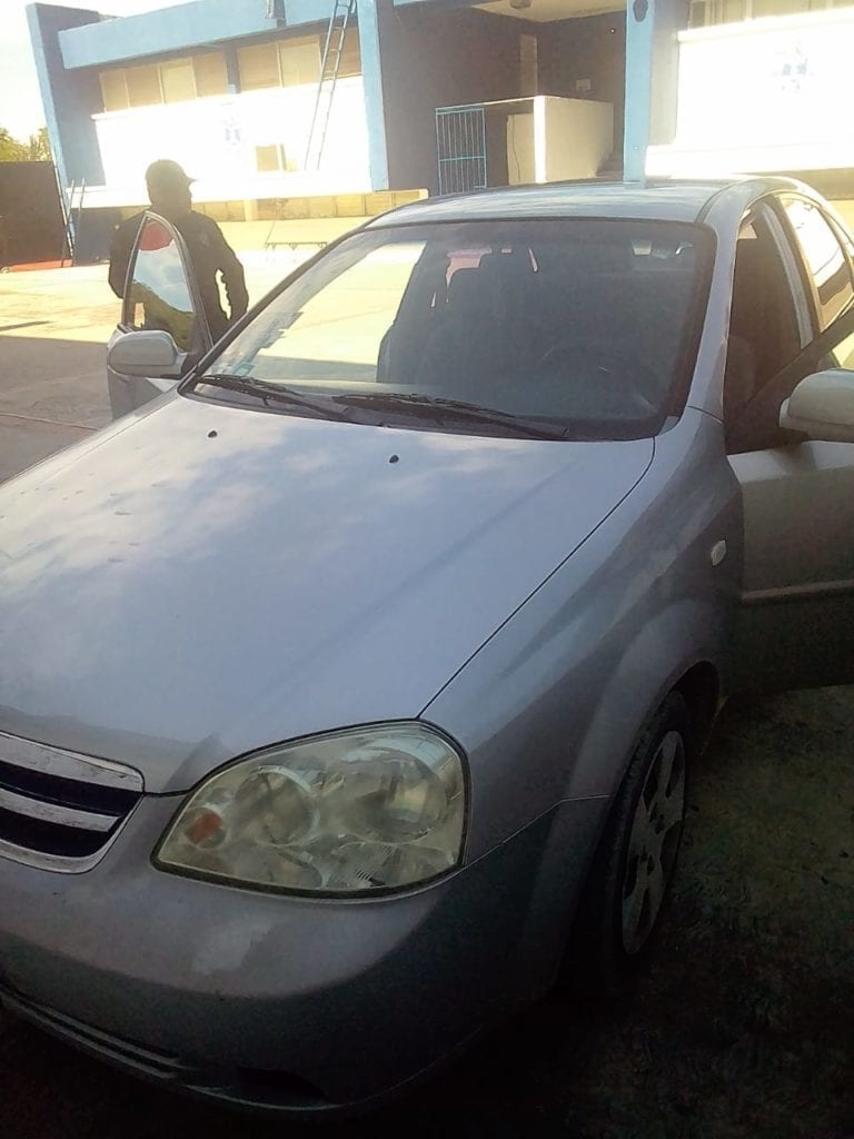 Atrapan a mujer con auto robado