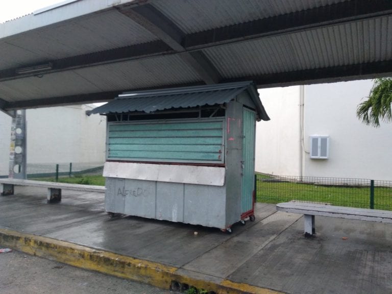 Aparece puesto ambulante, ¡debajo de un paradero!