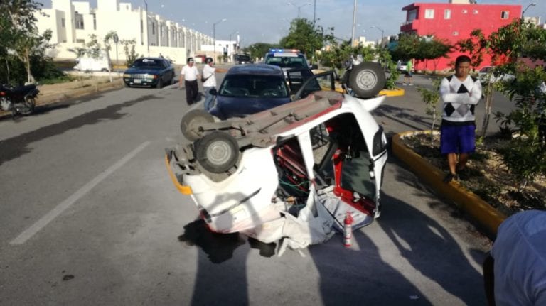 Mototaxi invade carril y es colisionado