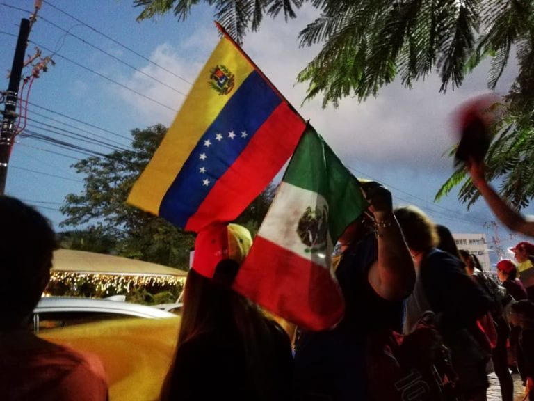 Venezolanos se manifiestan a favor de Guaidó en Cancún