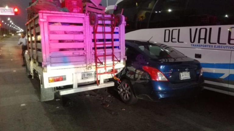 Ebria conductora atora su vehículo entre camioneta y autobús