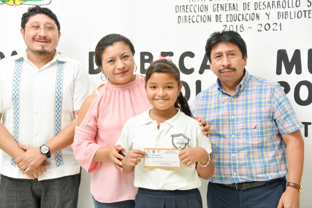 Víctor Más Tah entrega 450 becas a estudiantes de Tulum
