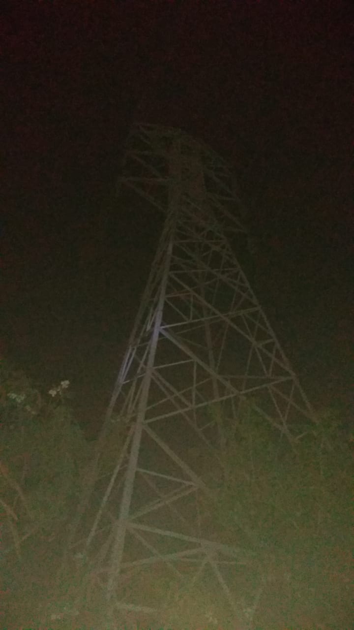 Hombre sube a torres de alta tensión y muere electrocutado