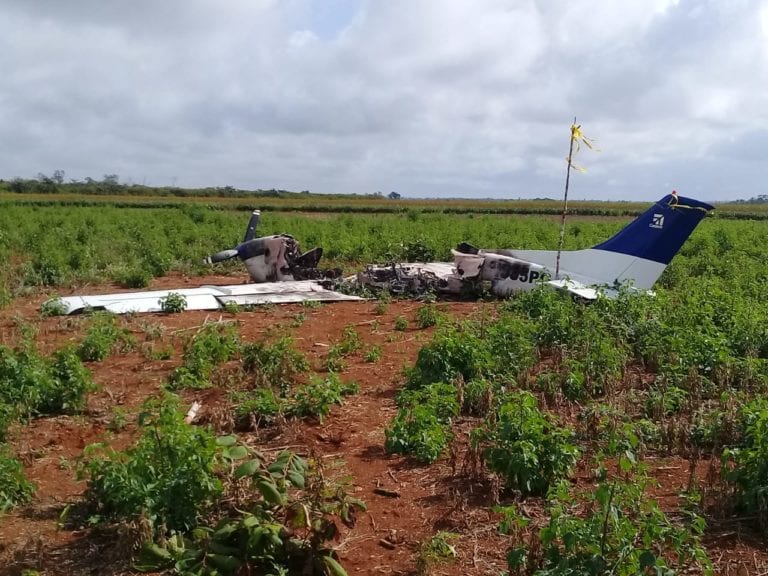 Avión quemado continúa en el lugar, tres meses después
