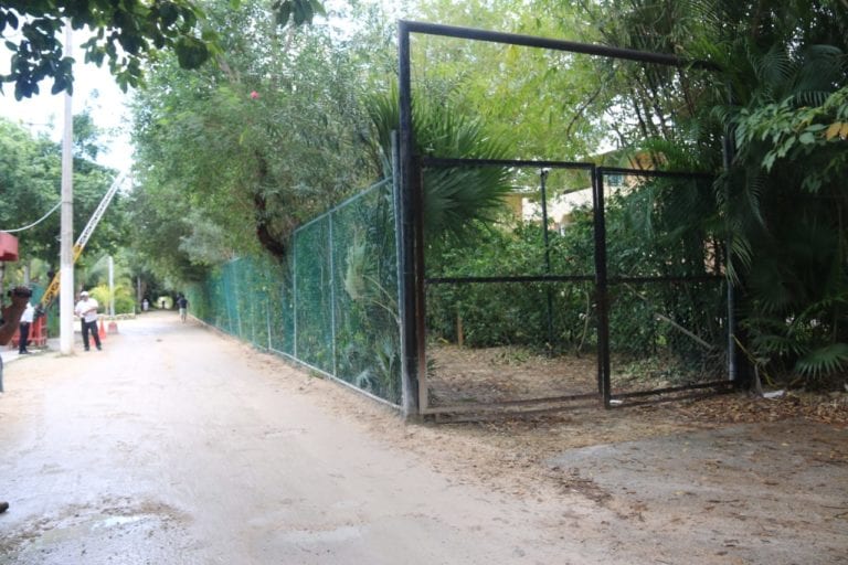 Con caseta y reja, fraccionamiento privado cierra acceso público al mar